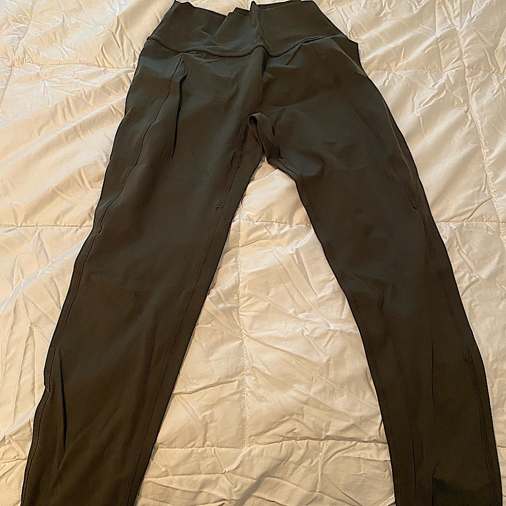 I am selling the Alphalete Alphalux force leggings 27”